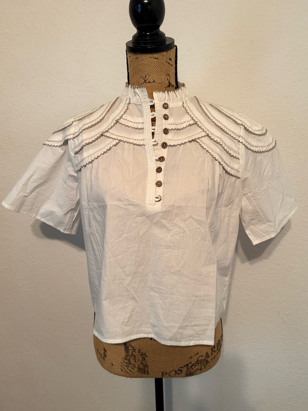 White ruffled short sleeve high color top small